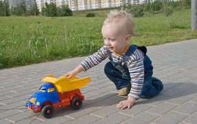 Маленький мальчик играет с машинкой