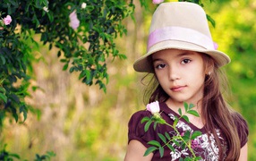 Маленькая кареглазая девочка в шляпе