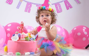Маленькая милая девочка с большим тортом на день рождения 