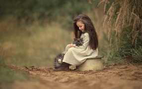 Маленькая милая девочка с котом на дороге 