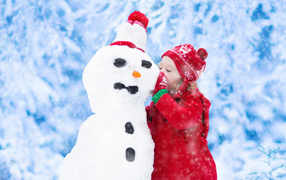 Маленькая девочка в красном пальто со снеговиком