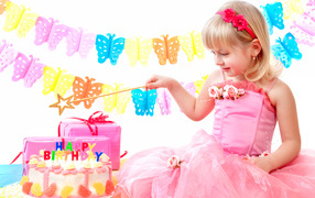 Маленькая девочка в розовом платье с тортом