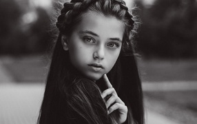 Маленькая девочка с красивой прической черно-белое фото