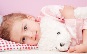 Маленькая девочка с белым игрушечным медведем