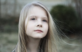 Маленькая девочка с распущенными волосами