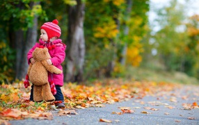 Маленькая девочка с игрушкой на дороге