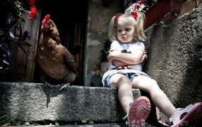 Маленькая обиженная девочка сидит на пороге с курицей