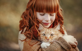 Маленькая рыжеволосая девочка с котом