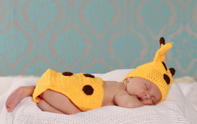 Спящий младенец в вязаном костюме Пикачу