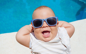 Улыбающийся младенец  солнечных очках 