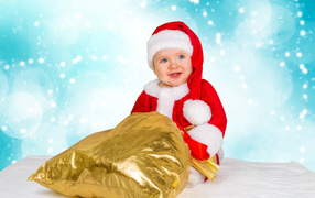 Улыбающийся ребенок в костюме Санта Клауса  с мешком 