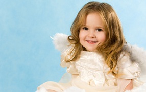 Улыбающаяся девочка с крыльями ангела