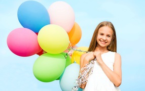 Улыбающаяся девочка с воздушными шарами