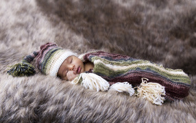 Младенец спит на меховом покрывале