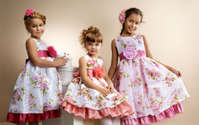 Три маленькие девочки в красивых платьях
