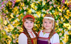 Две девочки в народных костюмах