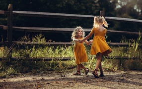 Две маленькие девочки танцуют
