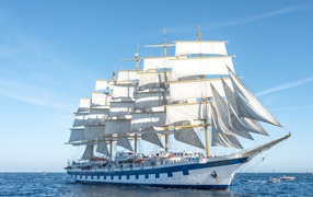 Круизное парусное судно Royal Clipper в море