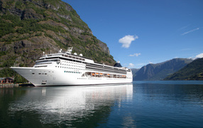 Большой круизный лайнер в заливе