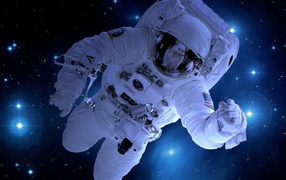 Астронавт в открытом космосе среди звезд