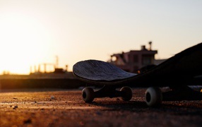 Доска для скейтборда на фоне заката