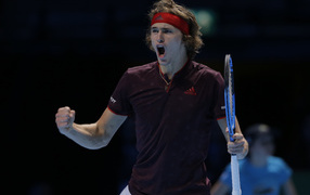 Профессиональный теннисист Александр Зверев с ракеткой кричит на корте 