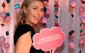 Улыбающаяся девушка, теннисистка Мария Шарапова 