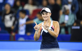 Молодая теннисистка Эшли Барти на корте 