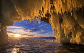 Заледеневшая пещера в лучах солнца