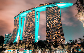 Гостиница Marina Bay Sands вечером, Сингапур. Азия