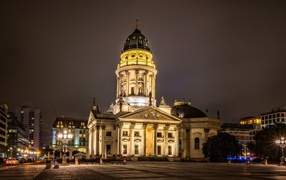 Французский собор в свете ночных фонарей, Берлин. Германия
