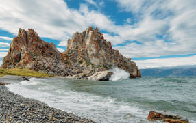Скалы под голубым небом на острове Ольхон, Россия