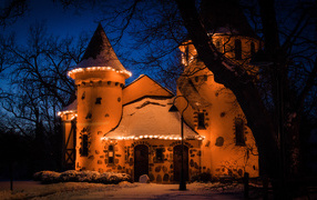 Музей Curwood Castle вечером, Мичиган. США