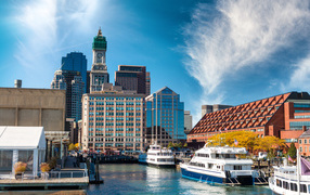 Речные суда у причала на фоне небоскребов города Бостон. США