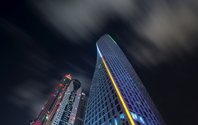 Небоскребы Дубаи под ночным небом, ОАЭ