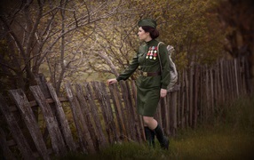 Девушка в гимнастерке с наградами возвращается домой с войны