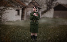 Девушка в гимнастерке с боевыми наградами на 9 мая, ретро