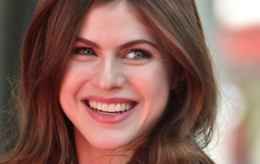 Милая улыбка актрисы Александра Даддарио