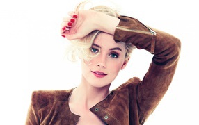 Актриса Эмбер Хёрд с красным маникюром на белом фоне