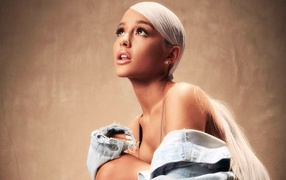 Актриса Ариана Гранде с белыми волосами