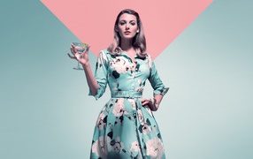 Актриса Блейк Лайвли в красивом платье с бокалом