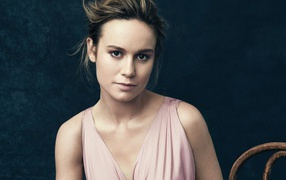 Актриса Бри Ларсон в розовом платье