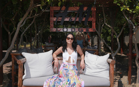 Актриса Камила Мендес сидит на диване в подушками