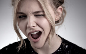 Актриса Хлоя Грейс Морец подмигивает глазом