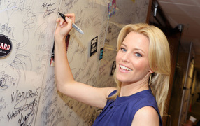 Актриса Элизабет Бэнкс оставляет автограф на стене 