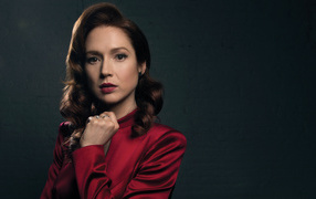 Актриса Элли Кемпер в красном наряде