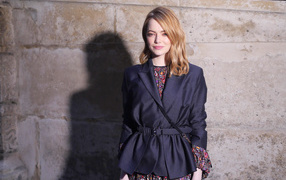 Актриса Эмма Стоун 2018 в черном пиджаке