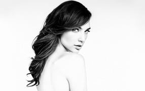 Актриса Галь Гадот черно белое фото