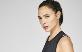 Актриса Галь Гадот фото на сером фоне