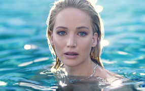 Актриса Дженнифер Лоуренс в воде